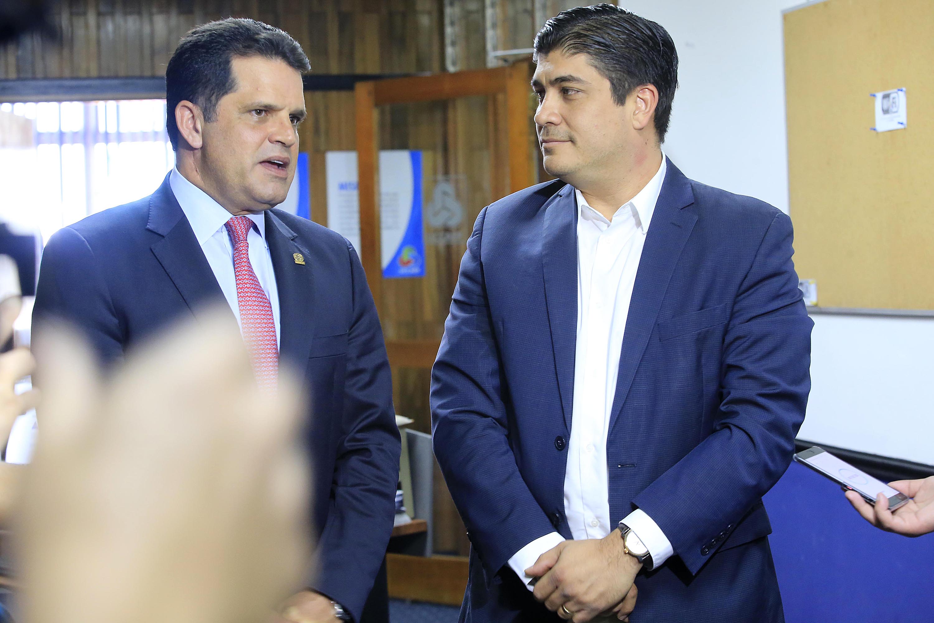 07/03/2018 San José. El candidato presidencial del Partido Acción Ciudadana (PAC), Carlos Alvarado, se reunió este miércoles a mediodía con miembros de la Unión Costarricense de Cámaras y Asociaciones del Sector Empresarial Privado (UCCAEP). En la fotografía, el candidato (a la derecha) junto al presidente de UCCAEP, Franco Arturo Pacheco. Foto: Rafael Pacheco