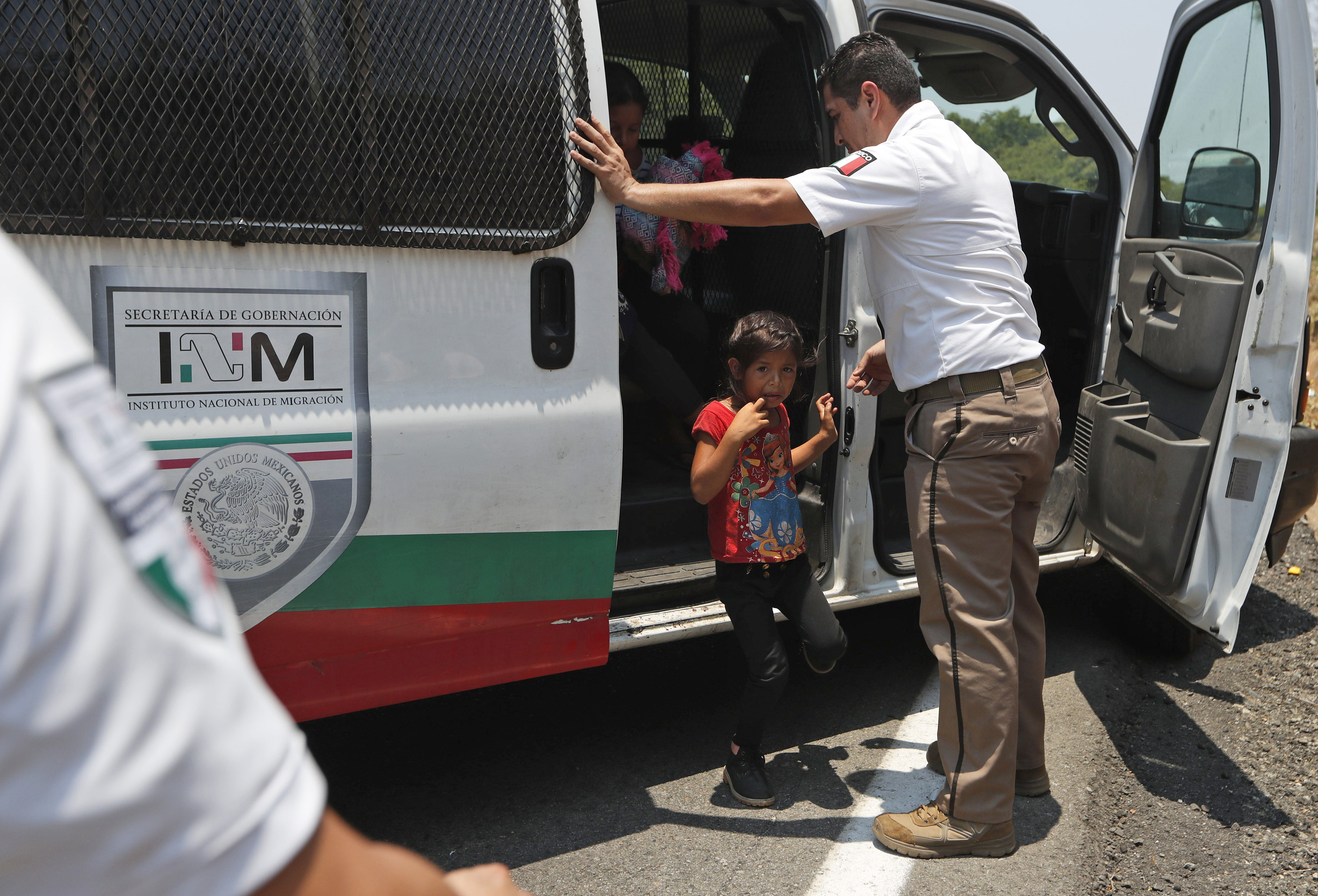 Autoridades detuvieron a una niña centroamericana en la carretera a Pijijiapan, México, el lunes 22 de abril de 2019.
Foto: AP