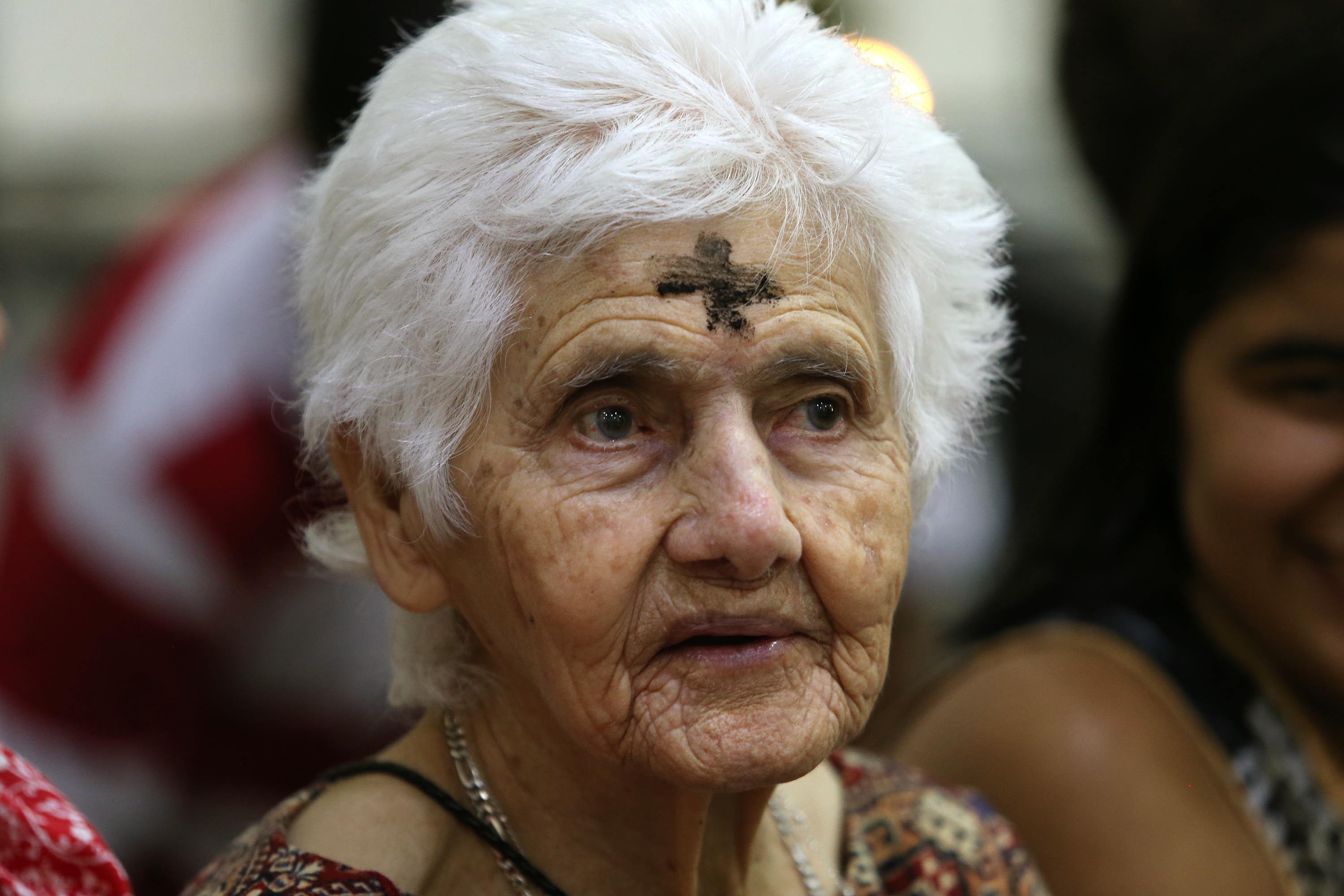 Iglesia católica tica trata de mezcla pegajosa a la cruz de ceniza | La Teja