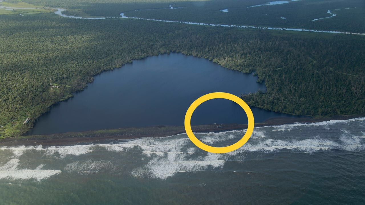 06/02/2018. Imágenes del sobrevuelo de la Fuerza Pública sobre isla Calero. En el círculo, la nueva ubicación del campamento militar nicaragüense, en suelo de ese país. Foto: Cancillería.