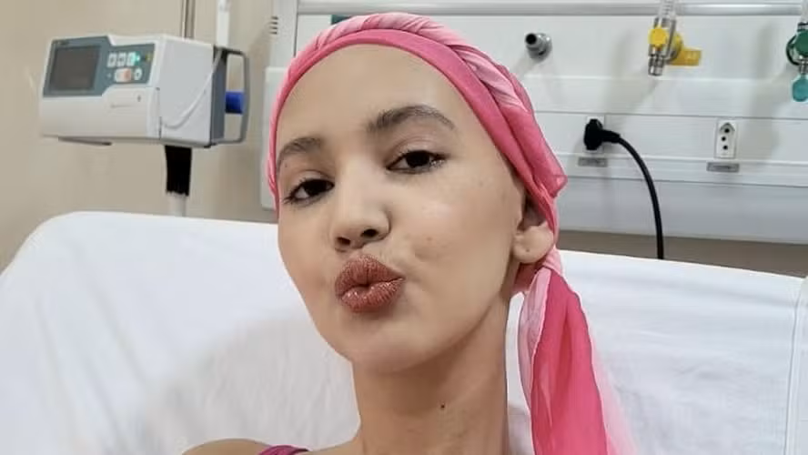 Joven de Manaus fue diagnosticada con leucemia tras quedar sin movilidad por un tumor en la columna. Ahora lucha contra el cáncer.