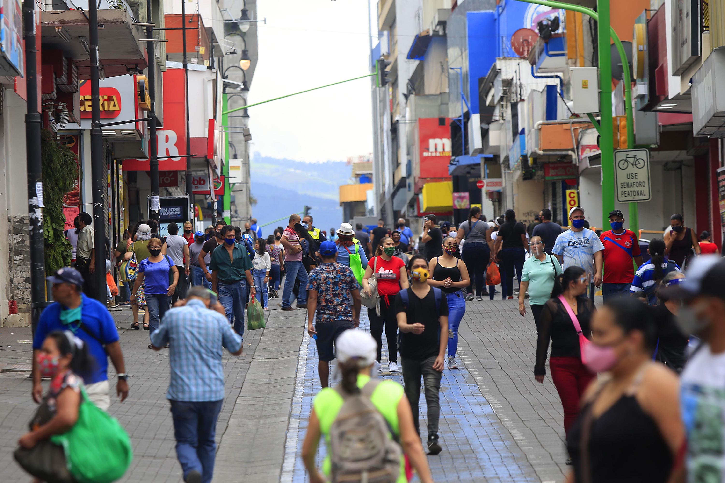 22/07/2020 San José. Gente caminando por avenida cuarta, usando mascarilla o careta. Foto: Rafael Pacheco