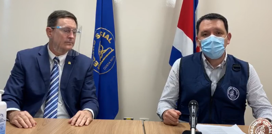 Román Macaya Hayes, presidente ejecutivo de la CCSS, junto a Luis Fernando Porras, en una conferencia de prensa realizada el 4 de agosto, día en que La Nación reveló la adjudicación de millones de mascarillas por $4 millones a dos proveedores sin experiencia. Fotografía: Tomada del Facebook de la CCSS