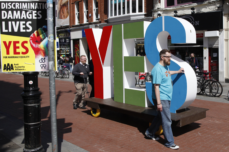 Varios integrantes del grupo “Sí Igualdad” participaron ayer en una campaña electoral en el centro de Dublín, Irlanda. | AP