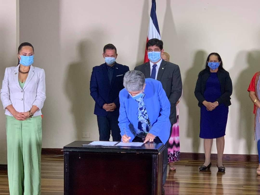 El presidente Carlos Alvarado participó como testigo de honor en la firma de la convención colectiva el viernes anterior. Cortesía ANDE.