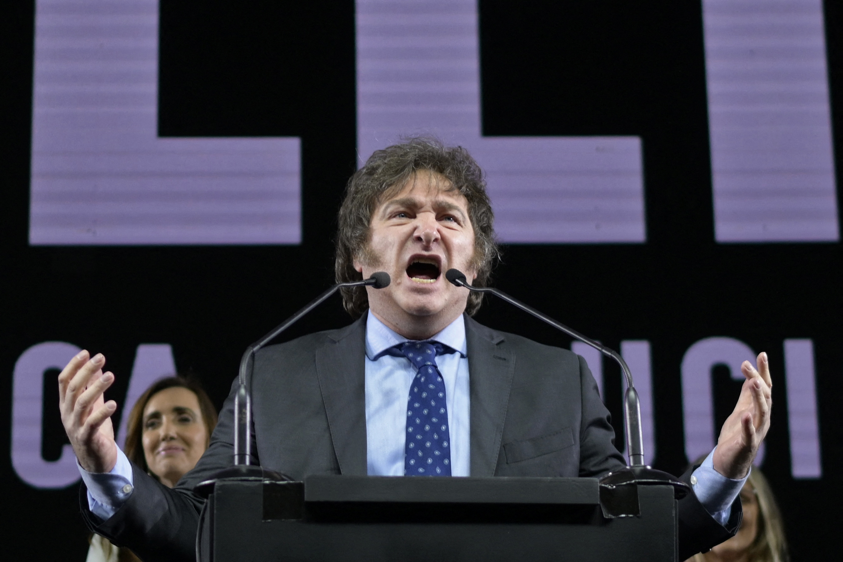 Hace tan solo dos años, Javier Milei dio un giro inesperado a su carrera al ingresar a la política y ser elegido diputado en Argentina.
