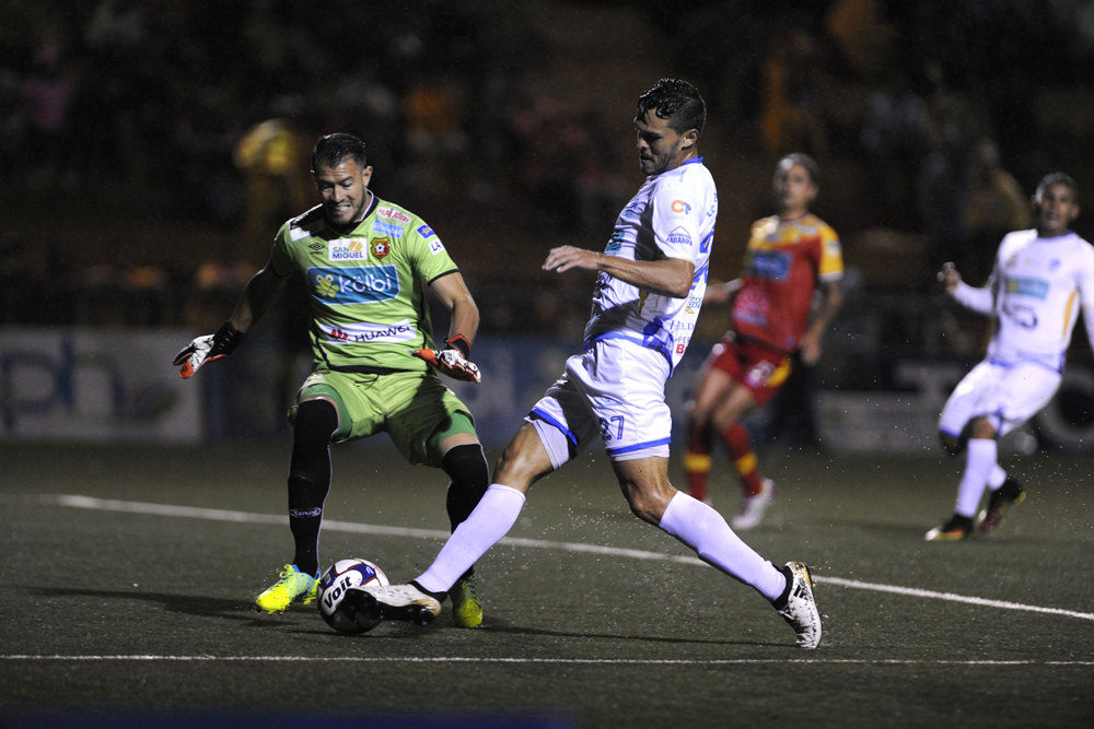Daniel Cambronero, portero del Herediano, lucha por la pelota con el delantero Luis Ángel Landín, de Pérez Zeledón, en el primer juego de ambos equipos en el Torneo de Verano 2017. | RAFAEL MURILLO