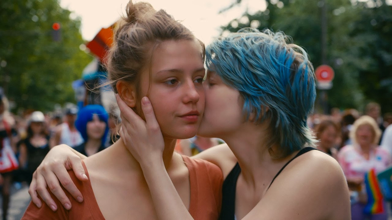 Comienza todo. La chica de cabello azul es Emma (Léa Seydoux), quien llega a la vida de Adèle en uno de los momentos más confusos de su vida. La chispa de la pasión prenderá al instante. Sala Garbo/LN