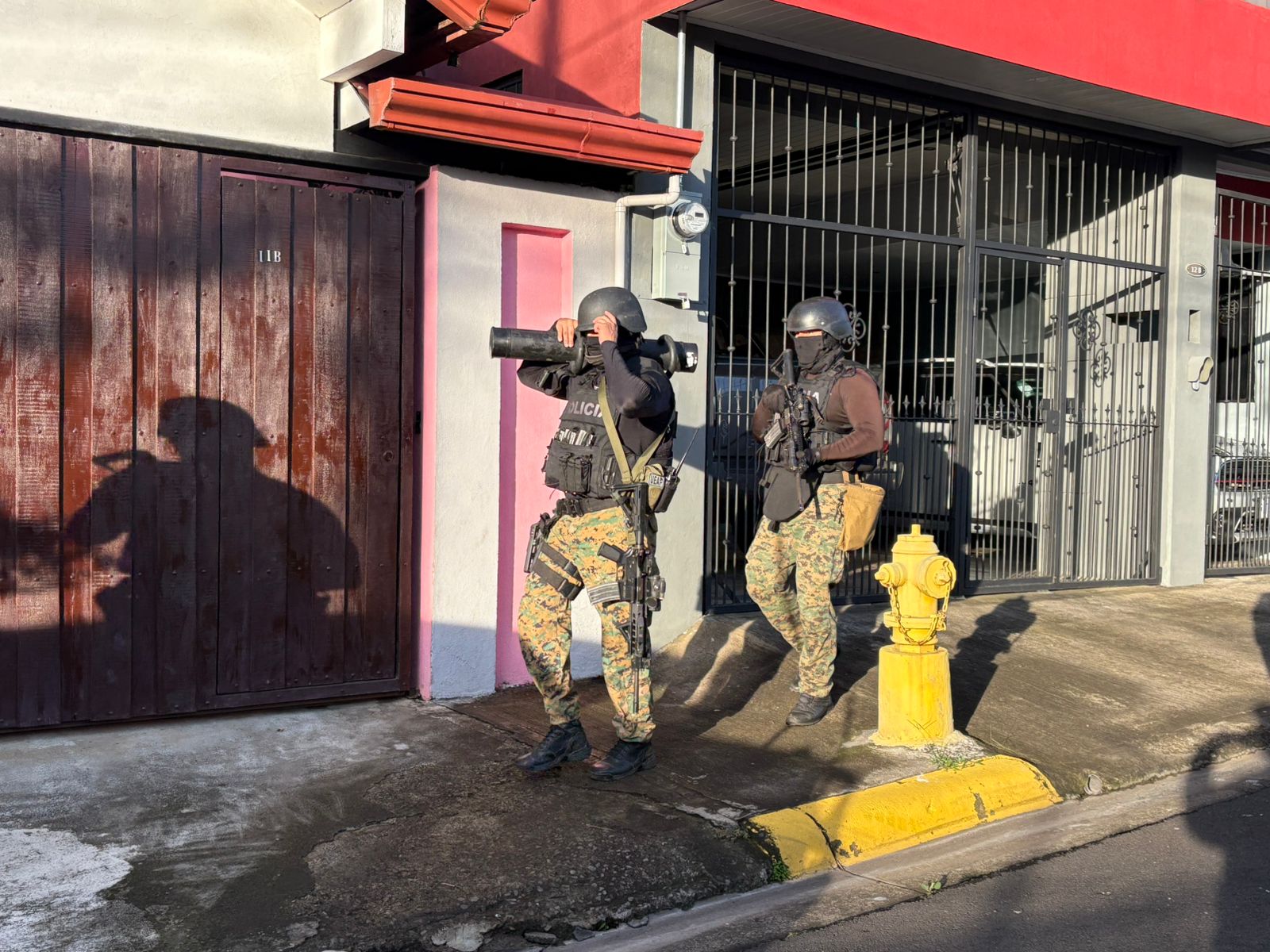 Ingreso de agentes judiciales de la Oficina Especializada contra la Delincuencia Organizada del OIJ a una vivienda en Barva durante los allanamientos este martes. Fotografía: