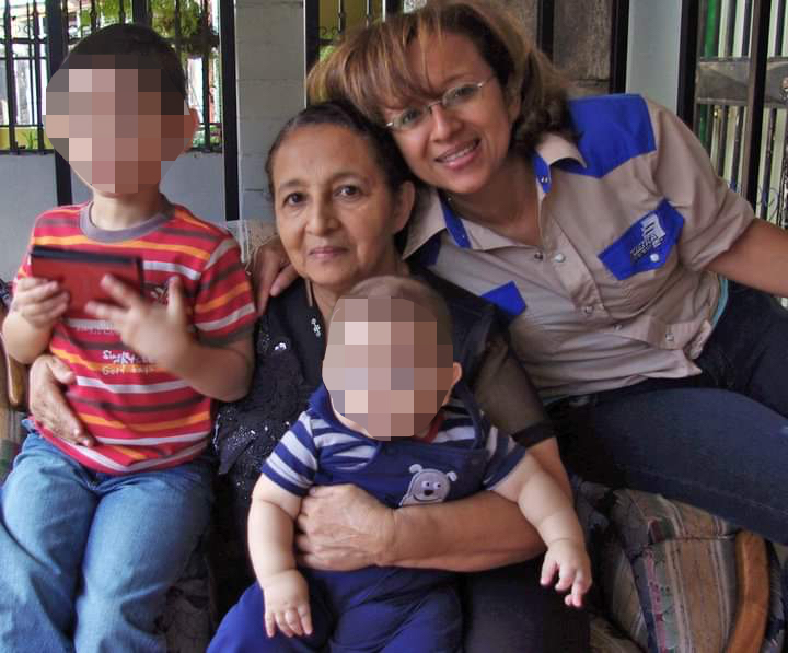 Lucía Pineda junto a su madre, Lucía Ubau, y sus sobrinos, Dylan y Gabriel (en brazos).