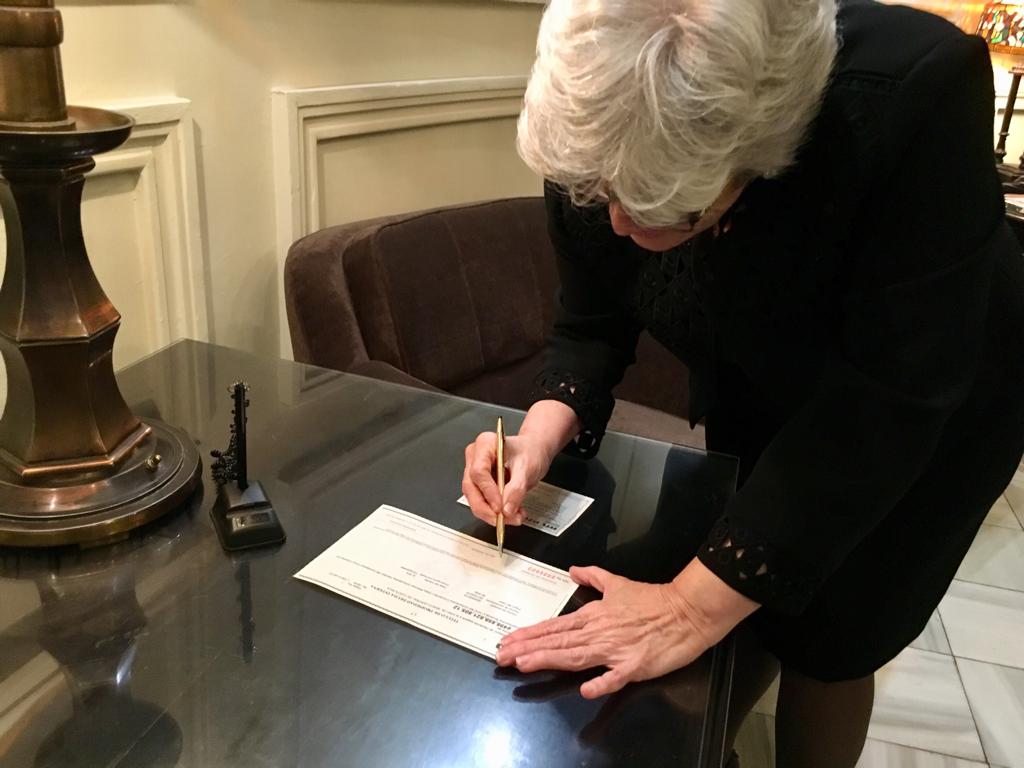 A las 5:12 pm del miércoles 26 de setiembre de 2018, la ministra de Hacienda, Rocío Aguilar, y la tesorera nacional, Martha Cubillo, firmaron las letras del tesoro. Minutos después el BCCR las liquidó.