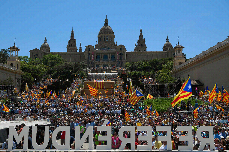 Miles de personas se reunieron este domingo en Barcelona para pedir respeto a la consulta sobre le independencia catalana.