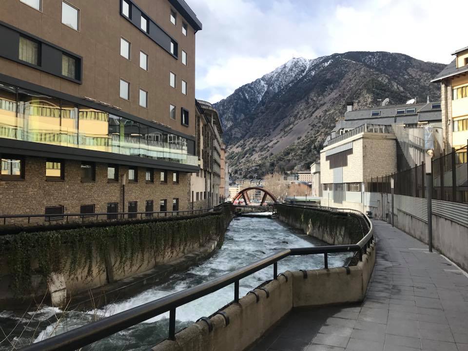 Desde Barcelona fuimos en autobús a Andorra. Esta imagen corresponde a la capital, Andorra la Vieja. Fotografía: Jairo Villegas S.