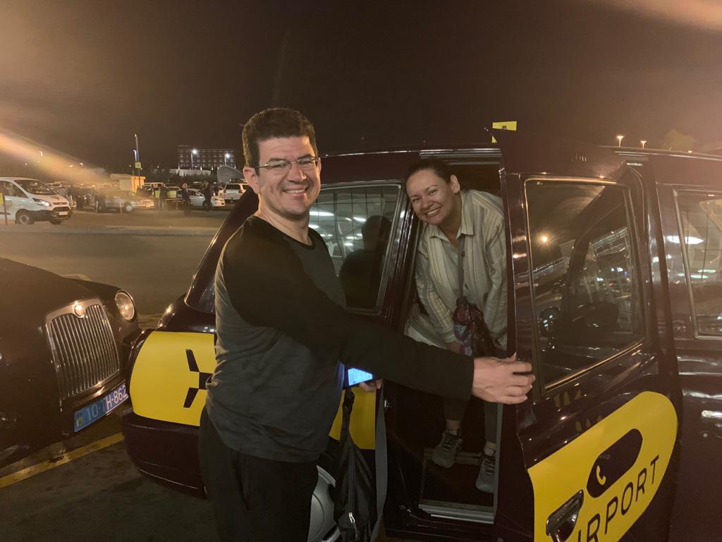 Jairo Villegas S. y Nancy Díaz en el taxi del aeropuerto a Bakú, Azerbaiyán.