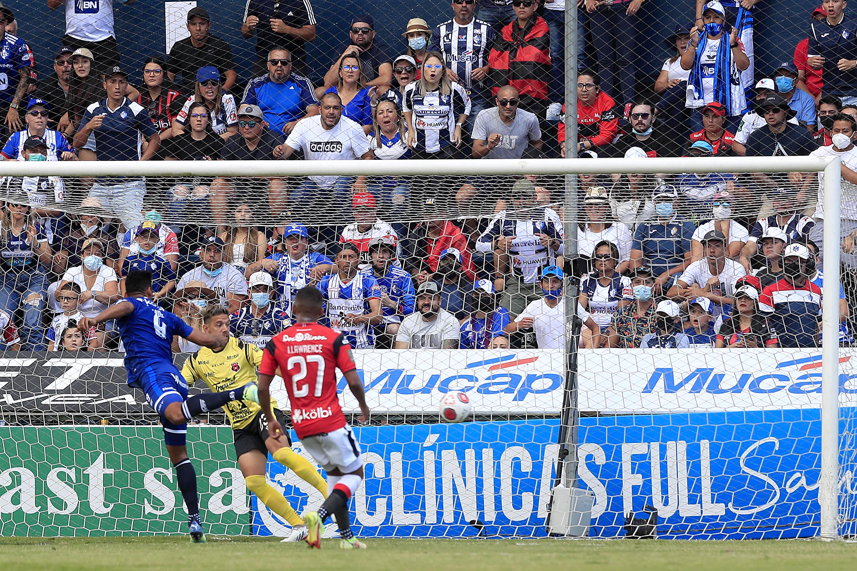 Alajuelense's big second half puts Cartagines on the ropes