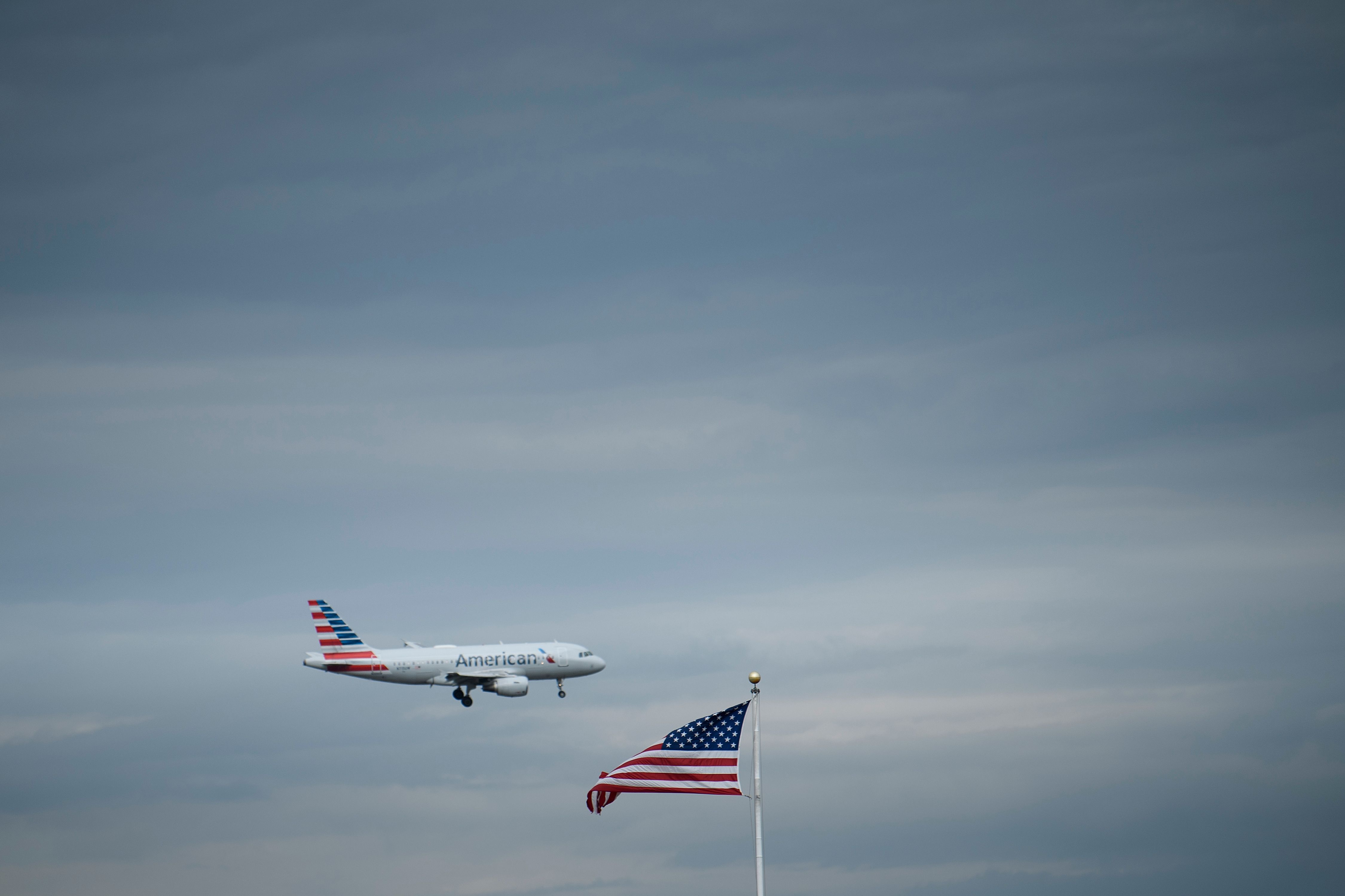 Un avión de American Airlines se acerca al Aeropuerto Nacional Ronald Reagan de Washington, en Arlington, Virginia. Estados Unidos suspendió los servicios aéreos con Venezuela alegando motivos de seguridad. Foto: AFP