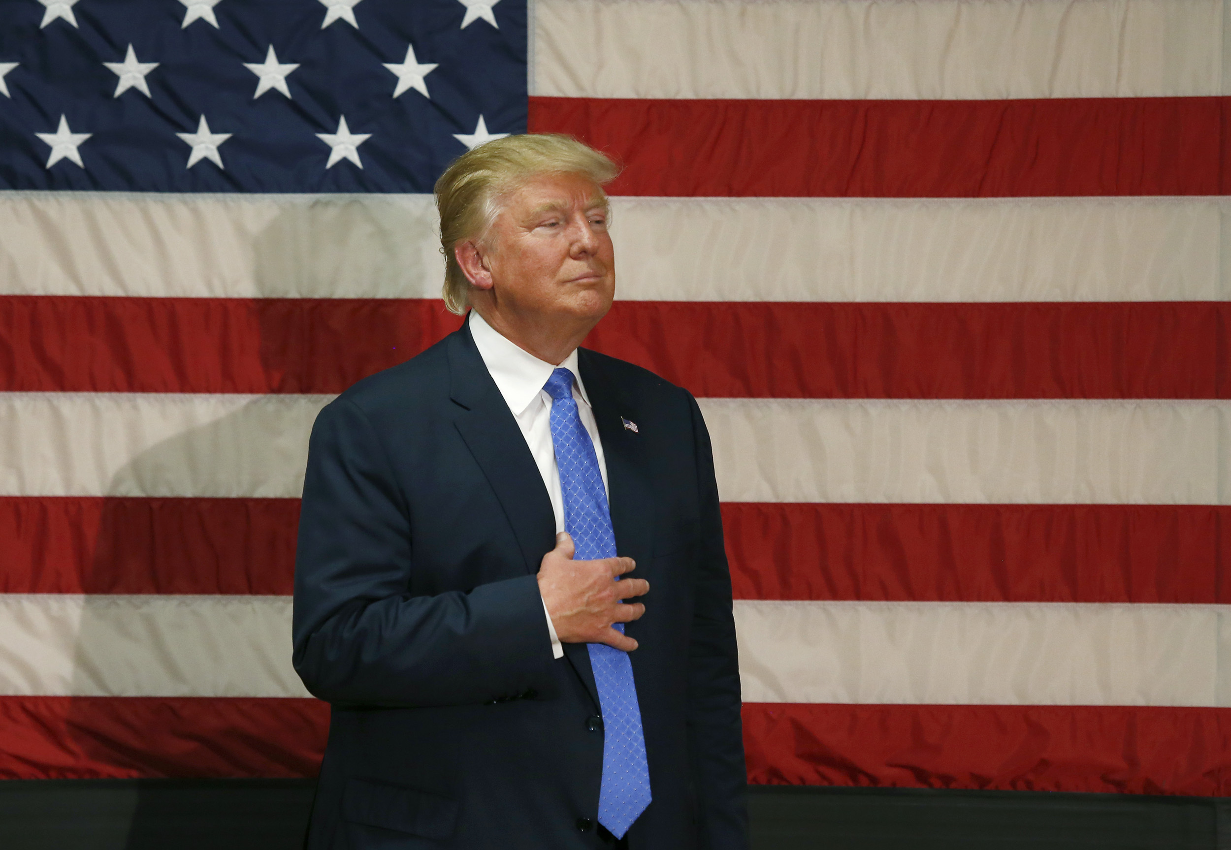 El candidato presidencial republicano Donald Trump escucha una pregunta en una actividad a la que asistió el jueves en Nuevo Hampshire.