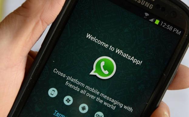 WhatsApp es cada vez más relevante en la difusión de "noticias falsas" en el país. Foto: AFP