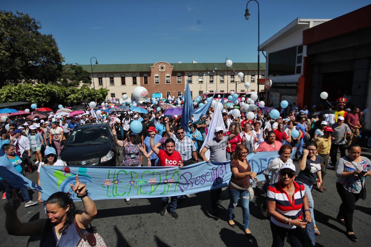 08/07/2019/ Inicia marcha del sector salud desde el parque de la Merced hacia la CCSS / John Durán