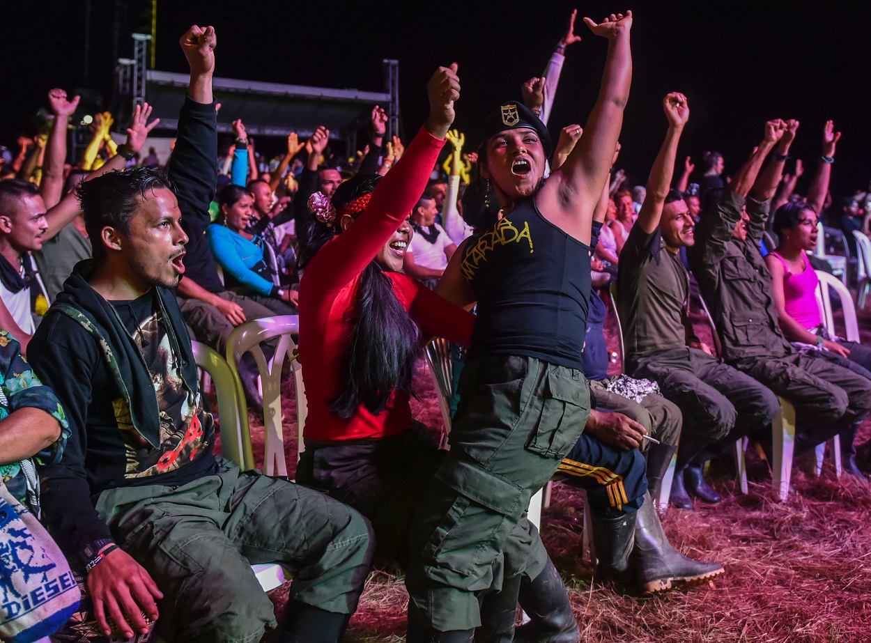 Guerrilleros de las FARC gritaban consignas el sábado en la Conferencia Nacional que tiene lugar en Llanos del Yari, Caquetá.