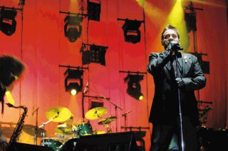 José Díaz La banda sufrió contratiempos durante su presentación. Sin embargo, el público siempre apoyó a la banda y cantó de principio a fin todas sus canciones.