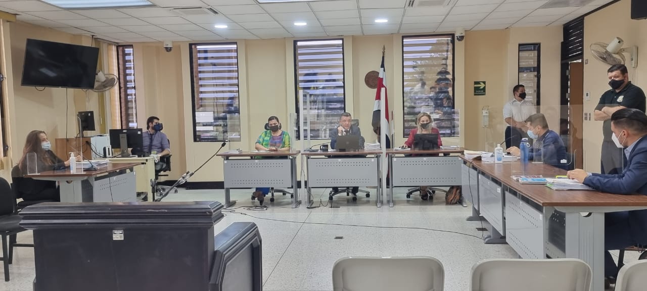 El Tribunal de Juicio de Alajuela prohibió a la prensa que se publiquen fotos “de ninguna parte del cuerpo” de la madre y el padrastro, que figuran como sospechosos de matar a golpes a una niña de cuatro años, hecho que ocurrió en enero del 2020 dentro de una vivienda en Tuetal Sur, Alajuela. La medida la tomaron los jueces, pues los defensores de los imputados alegaron que existen amenazas de otros privados de libertad de golpearlos, como una forma de venganza por el supuesto delito que les atribuyen. Foto Frnacisco Barrantes