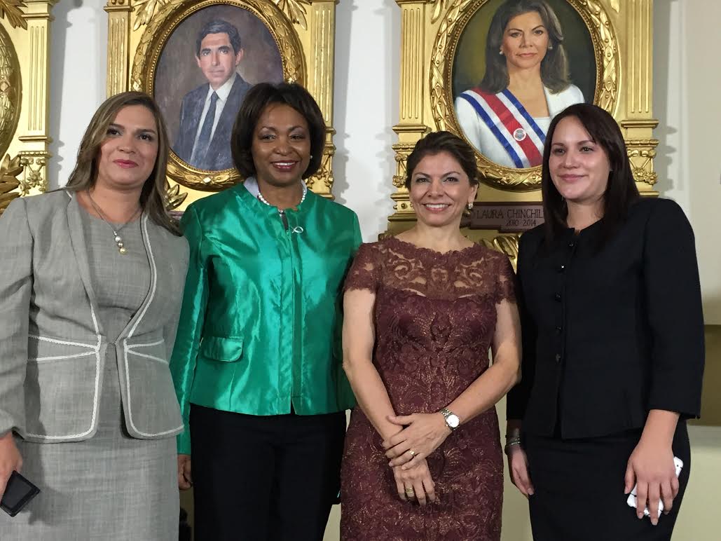 El retrato de Chinchilla (atrás) resalta entre los otros 47 expresidentes. En la foto la acompañan las diputadas liberacionistas Karla Prendas, Maureen Clarke y Silvia Sánchez.