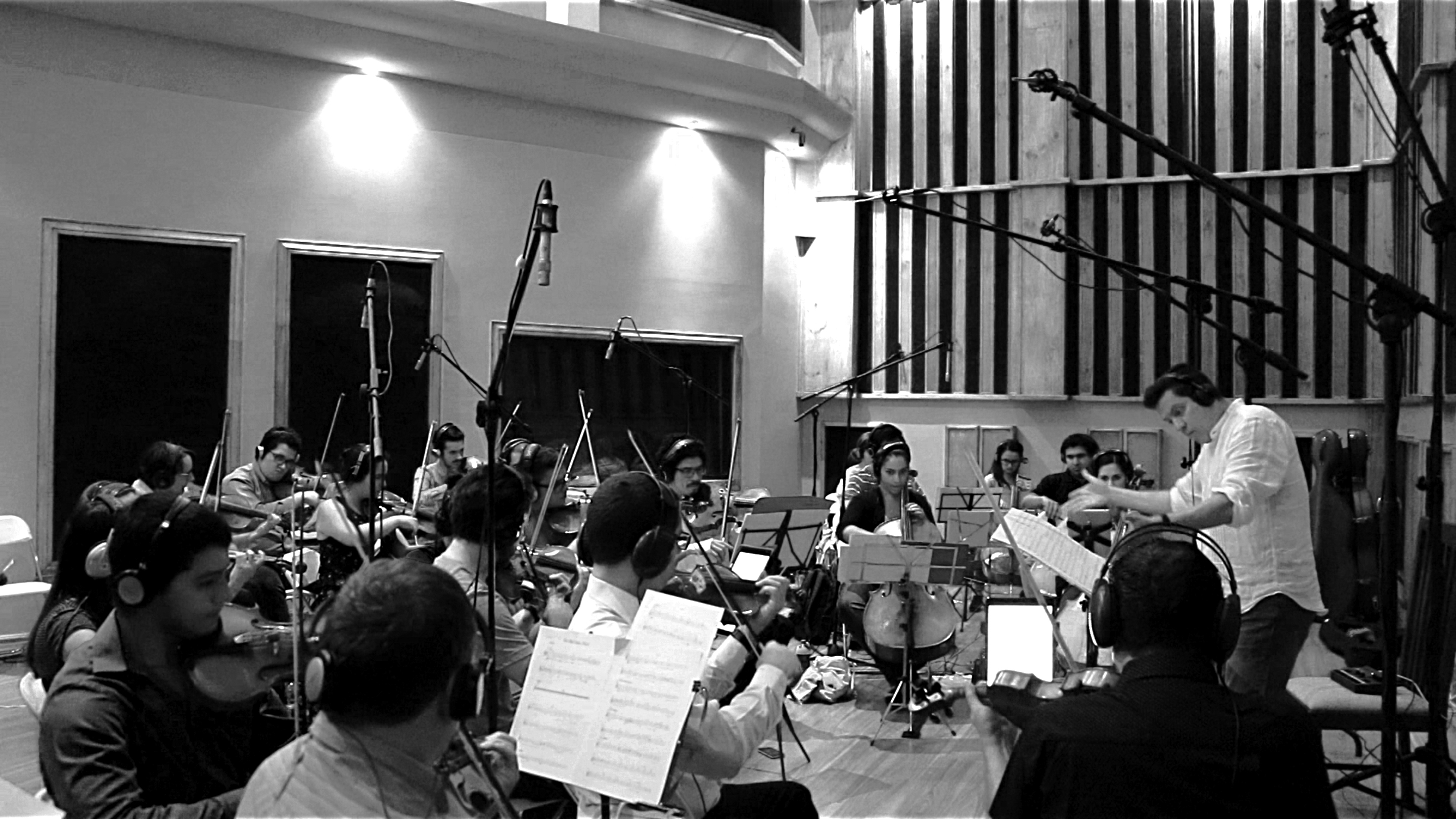 Fotos:Cortesia Edín Solís
músico costarricense Edín Solís a propósito de su trabajo de dirección del disco Piel adentro, corazón afuera. en la foto:
Booklet_01_Pág2_Orquesta de cuerdas_Costa Rica