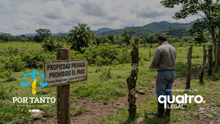 Un hombre permanece junto a un cerco de alambre de púa con un letrero que dice «Propiedad privada - Prohibido el paso - Terreno registrado - Leyes de Costa Rica» en un área rural verde.