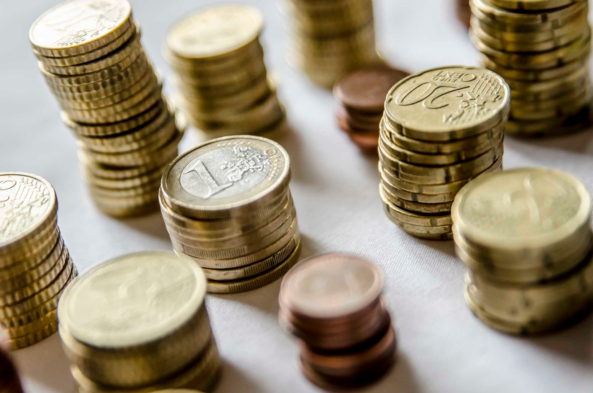 El 2 de enero de 2002, el euro entraba en circulación a un precio de $0,8892, tres años después de que se produjera el anuncio lanzamiento, en enero de 1999.