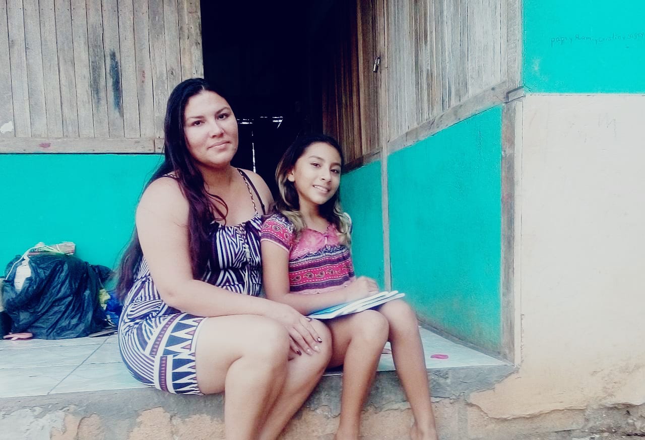 Angie Torres y su hija Sugey Rojas esperan que nombren maestro en la Escuela Playa Torres para regresar a clases. Foto cortesía Angie Torres.