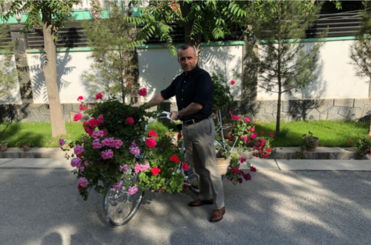 Amrullah Saleh, ex vicepresidente de Afganistán, muestra una bicicleta llena de flores afganas.