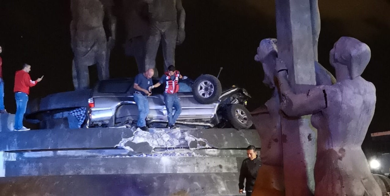 El carro quedó desintegrado a los pies de las figuras de bronce de la parte superior. Foto: suministrada por Wilbert Hernández
