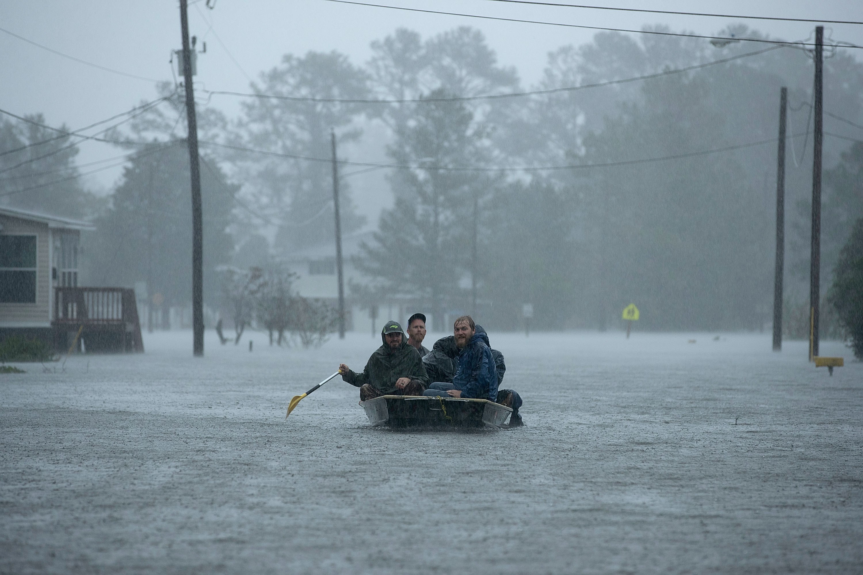 Voluntarios ayudan a rescatar a los residentes de sus hogares inundados durante el huracán Florencia, el 14 de setiembre del 2018 en New Bern, Carolina del Norte. Foto: AFP