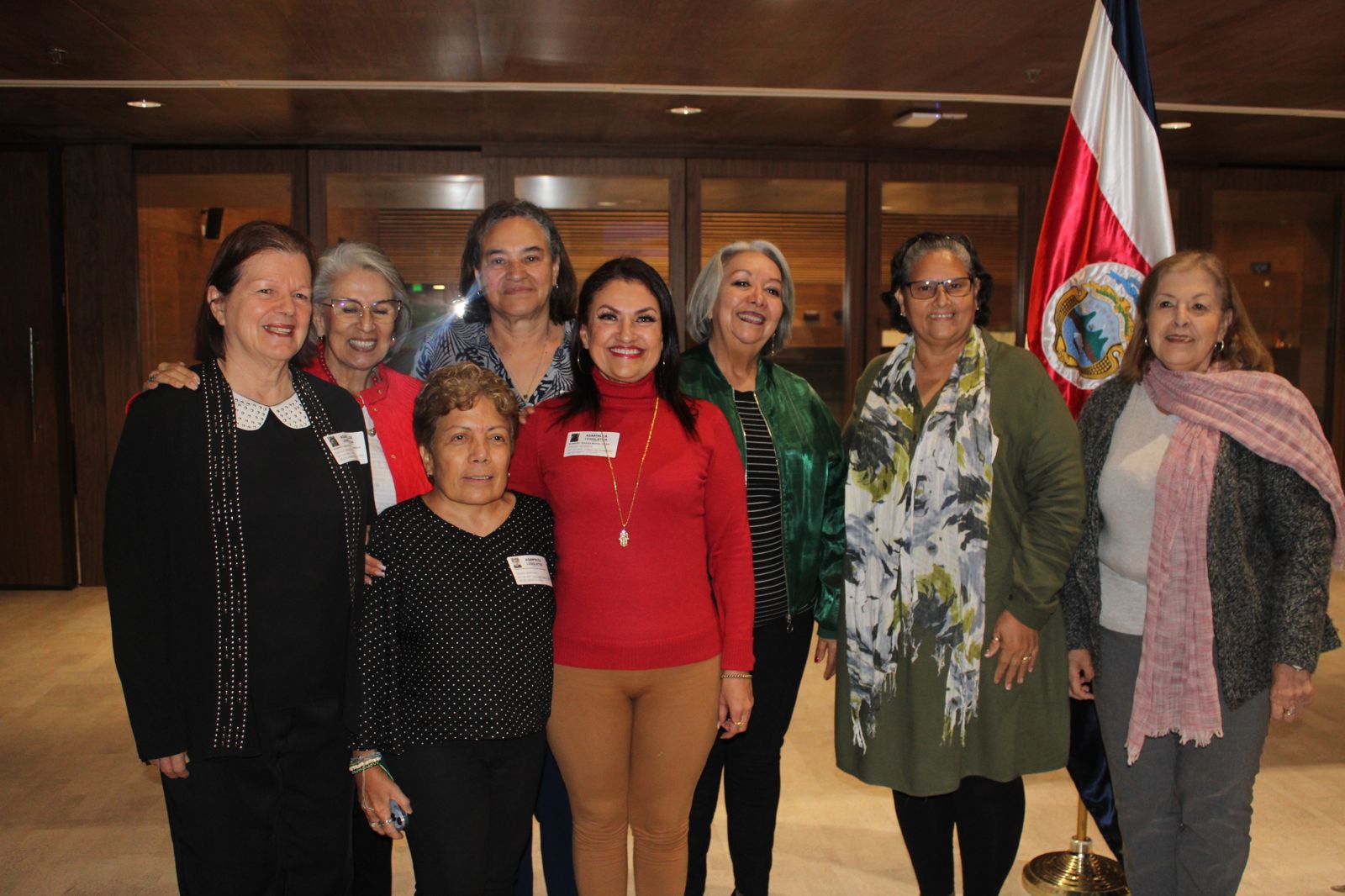 Voceras de ocho colectivos de mujeres hablaron públicamente, en el lobby del plenario legislativo, contra el plan de jornadas 4-3. Foto: Cortesía.