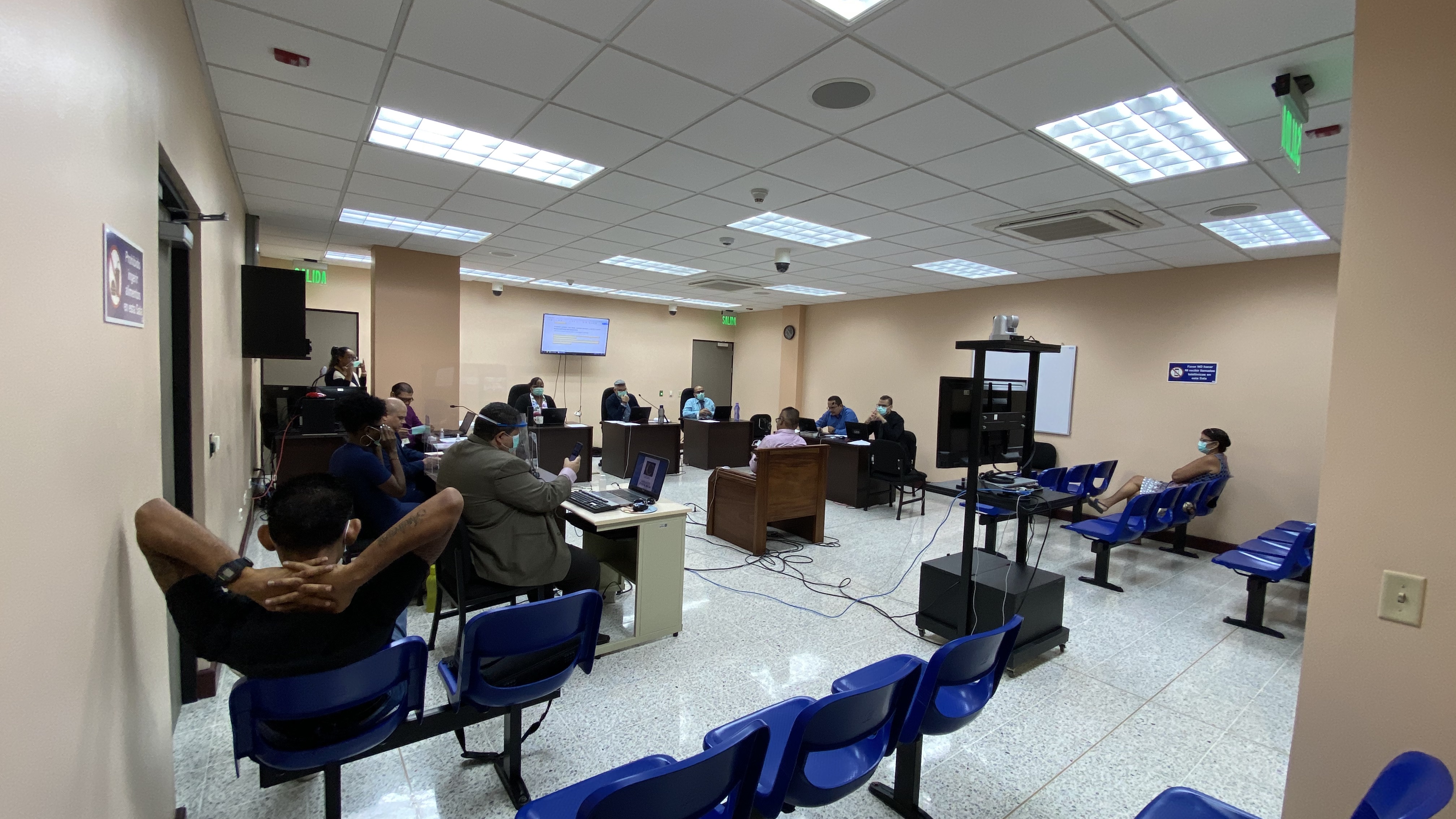 Juicio contra Ojos Bellos, Dinnier Estrada que se realiza en los Tribunales de Limón. Se hace mediante videoconferencia. Tribunal, defensores y testigos en Limón, imputados en Goicoechea. en la foto los defensores Carlos Cartín, Keisly Allen Mckencie, Jhon Quesada Olivares,y Andrea Picado Ceciliano.