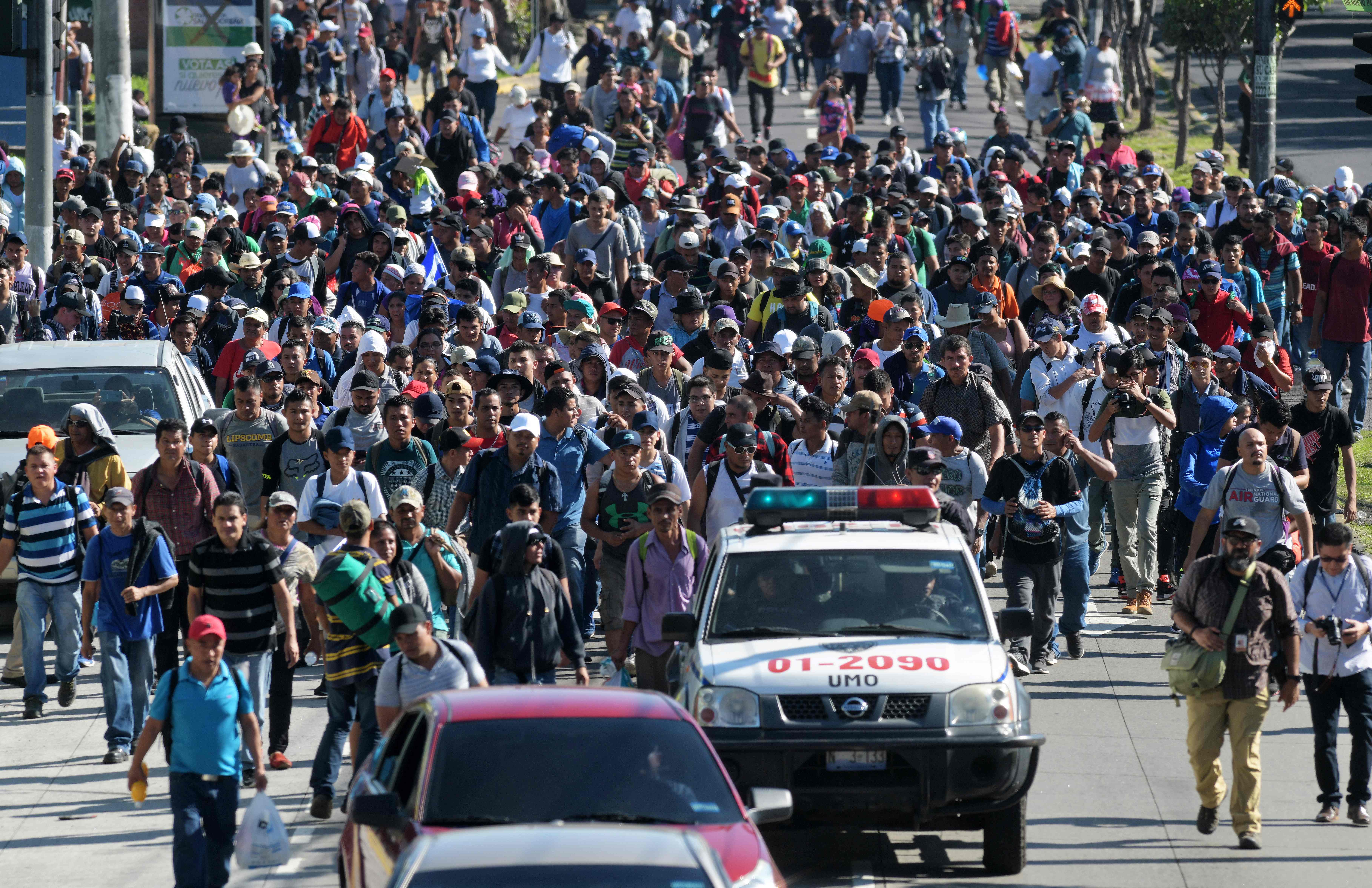 Migrantes salvadoreños emprenden un viaje en caravana a los Estados Unidos, en San Salvador. Foto: AFP
