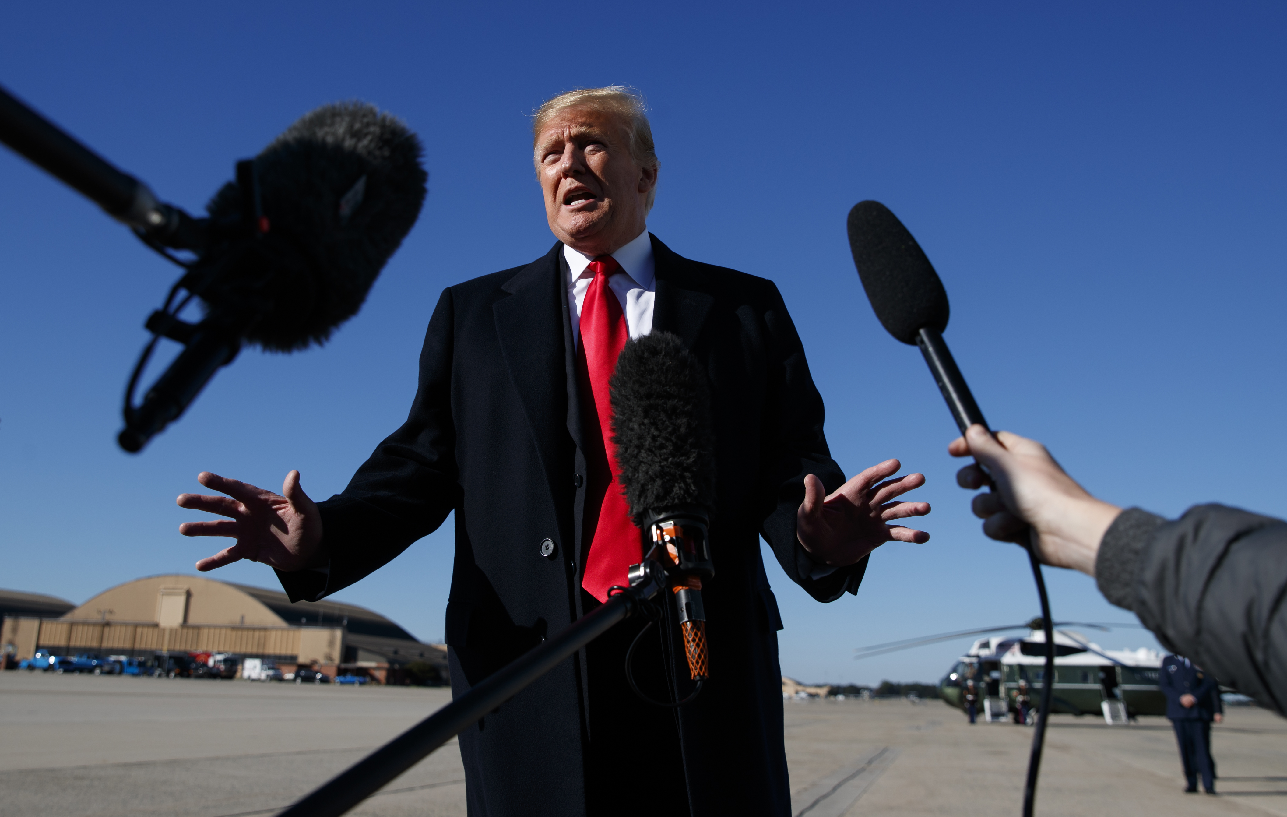 El presidente Donald Trump habla con los medios de comunicación antes de abordar Air Force One, el jueves 18 de octubre de 2018, en la Base de la Fuerza Aérea Andrews, Md., En ruta a las paradas de campaña en Montana, Arizona y Nevada.
