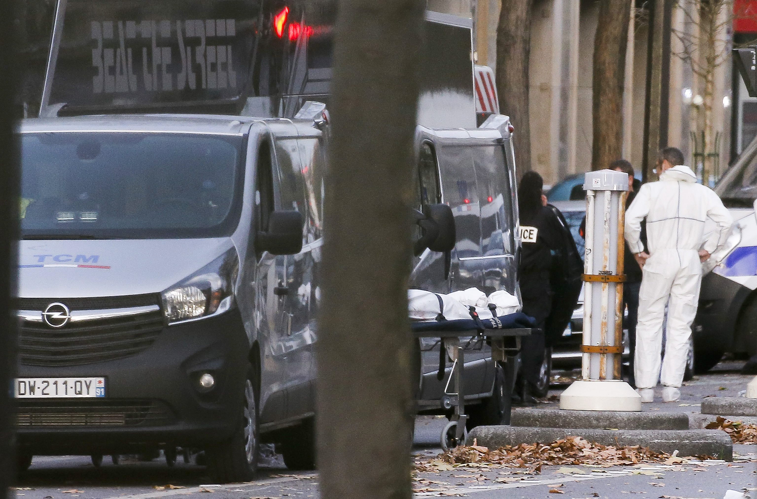 En la imagen, se muestra a una de las víctimas que murió dentro del teatro Bataclan en París, tras una serie de ataques terroristas.