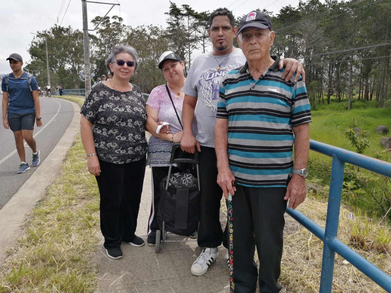 La familia Amador, de San Diego de La Unión, caminó para agradecer que, luego de tres muertes muy dolorosas en su familia, ahora están más unidos que nunca.
Fotografía: Keyna Calderón