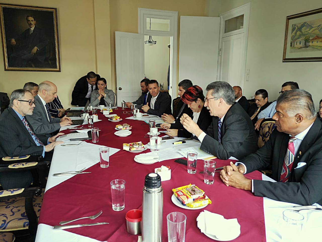 Reunión técnica de diputados de la Comisión de Hacendarios con representantes de Sugef y BCCR para discutir proyecto de tasa usura. Cortesía del despacho de la diputada del PLN, Ana Lucía Delgado. Foto: Rebeca Madrigal.