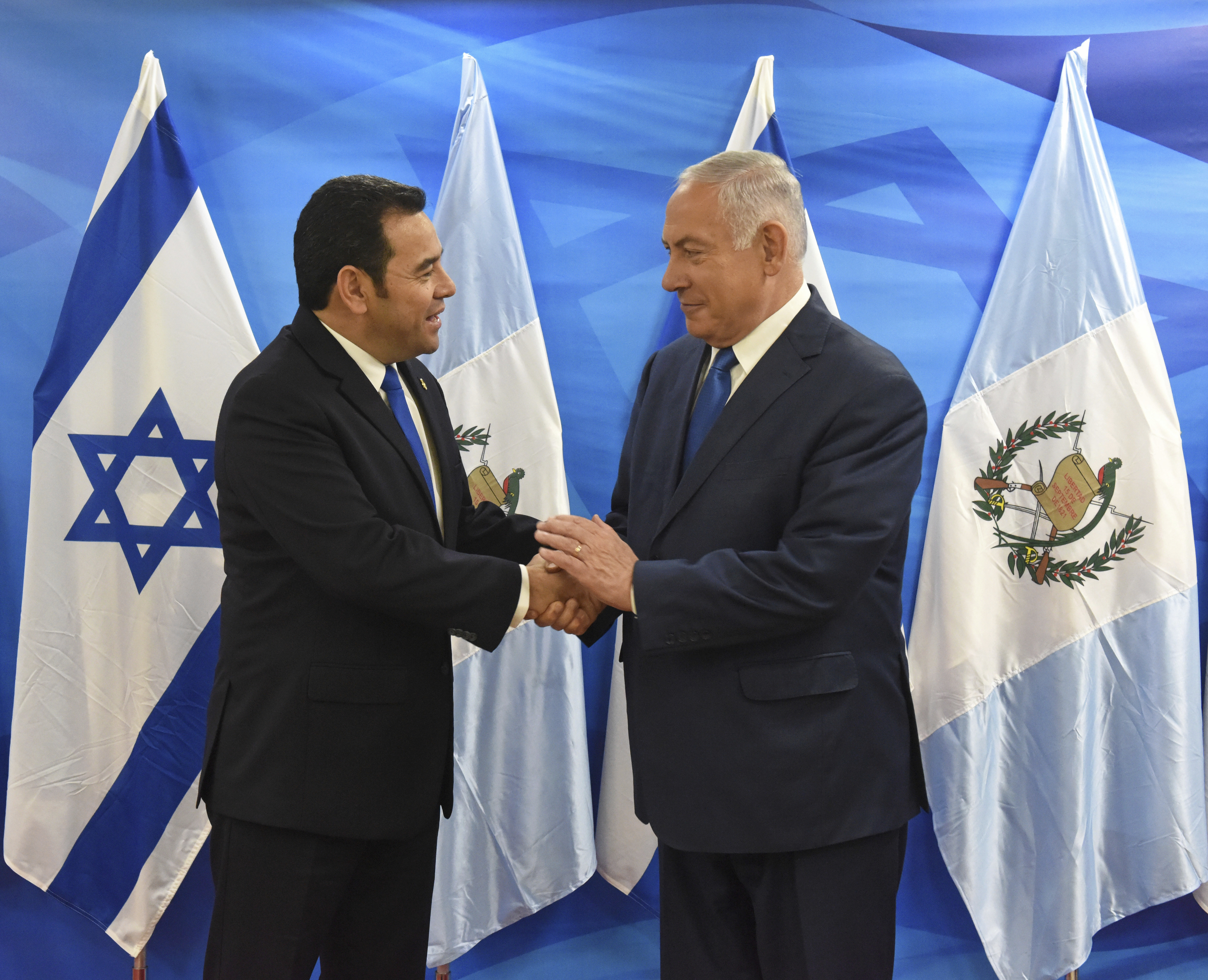 El presidente de Guatemala, Jimmy Morales (izq.), saluda al primer ministro israelí, Benjamin Netanyahu, en Jerusalén, el miércoles 16 de mayo del 2018.