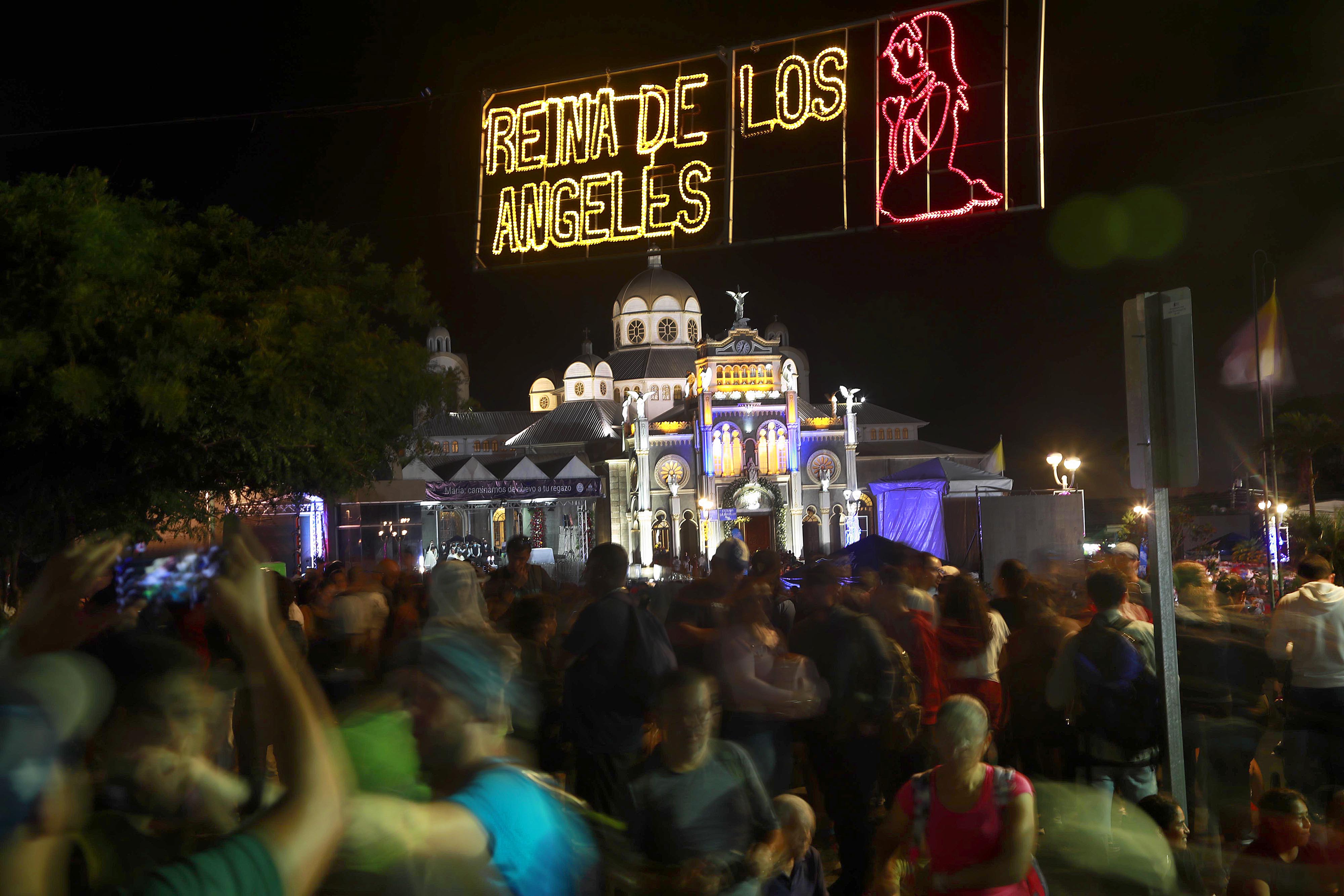 01/08/2022 Cartago. Miles de romeros, la gran mayoría, hizo la romería el lunes 1 de agosto, víspera de la celebración de la aparición de la Virgen de los Angeles. Desde las 5:00 p.m. fue necesario el cierre de vías para dejar el trayecto entre La Galera y la Basílica, por calle vieja de Tres Ríos y Taras, libre para los peregrinos. Los caminantes debieron llenarse de paciencia para llegar hasta el altar de La Negrita. Desde las 7:00 p.m. y hasta la madrugada la plaza frente al templo estuvo abarrotada. Foto: Rafael Pacheco.