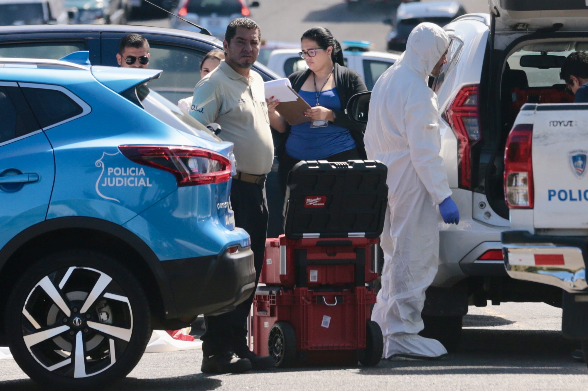 04/12/2023 Un hombre baleado sobre la carretera en San Sebastián San José los agentes del OIJ en el lugar. Foto Alonso Tenorio
