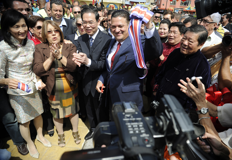Johnny Araya en la apertura del barrio chino, diciembre 2012. | ALBERT MARÍN