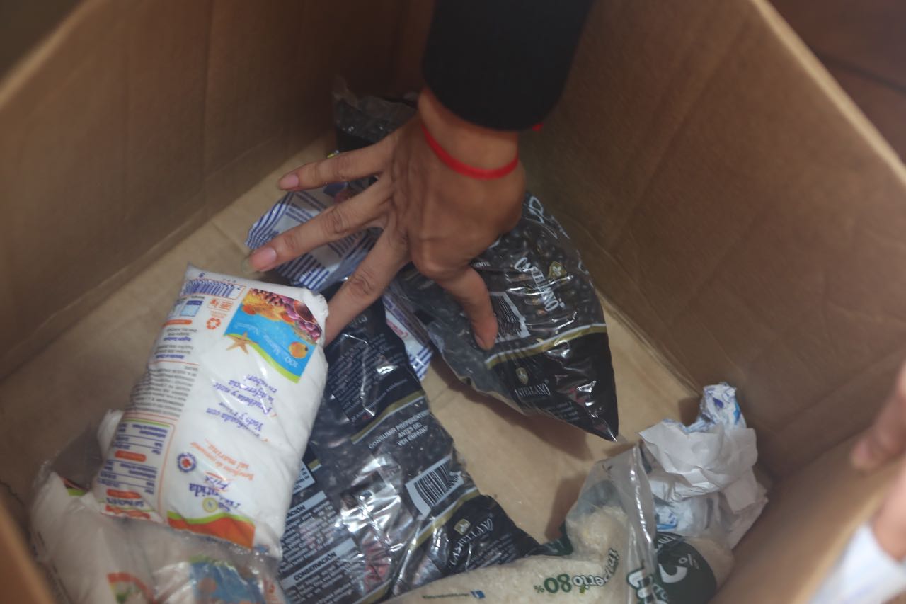 Unas cuantas bolsas de arroz y frijoles era todo lo que le quedaba a 79 personas de río Seco, Santa Cruz, para pasar el día. Desde el jueves las familias están sin alimentos en un albergue temporal.