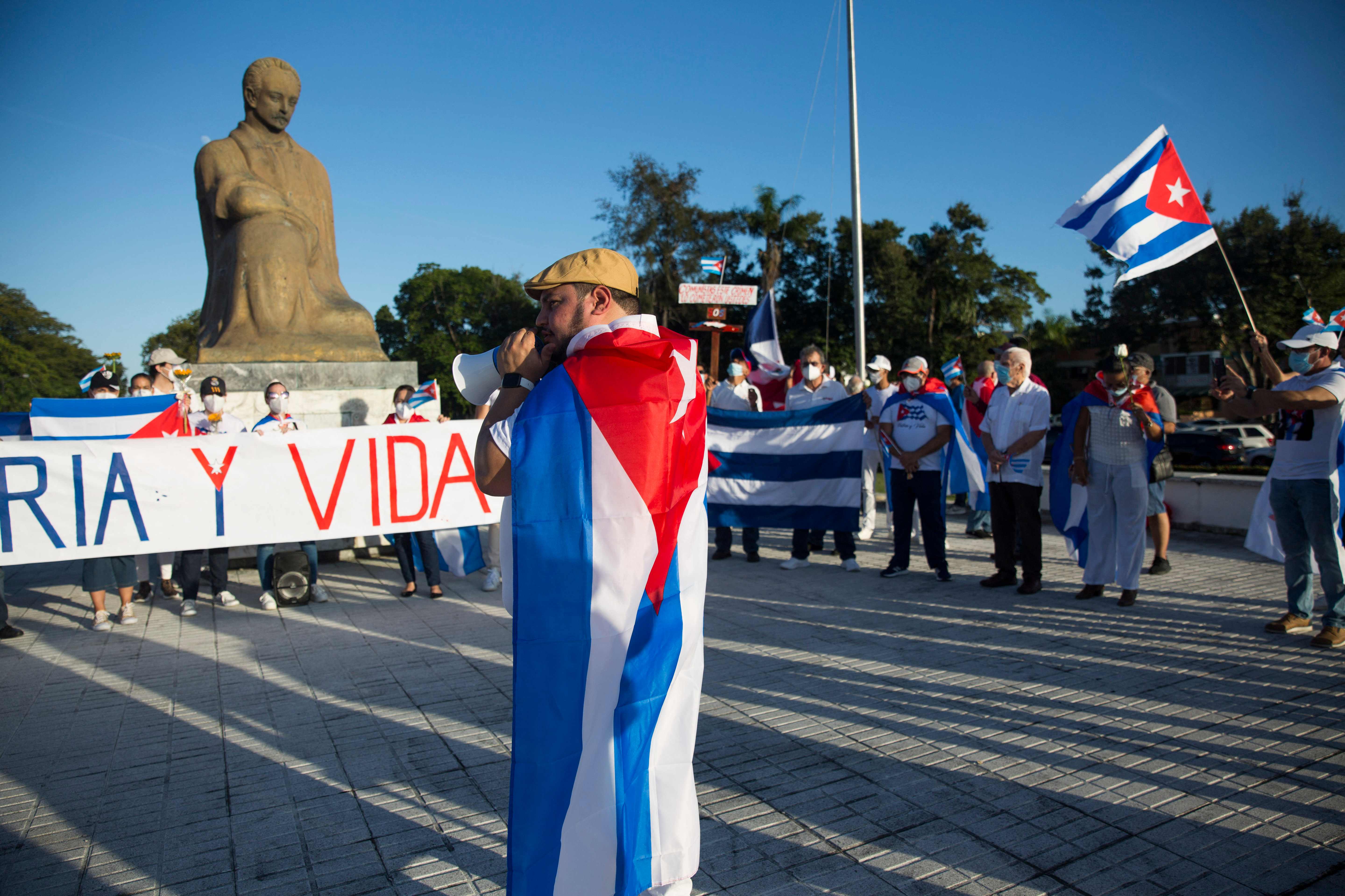 A group of Cubans living in the Dominican Republic demonstrate in support of the Cuban opposition in front of Jose Marti Park in Santo Domingo, on November 15, 2021. - The Cuban opposition has said it will take to the streets as planned on Monday to demand the release of political prisoners, despite authorities banning the demonstration and preventing its organizers leaving their homes the day before. News of the "15N" (November 15) gathering in Havana and six provinces has spread rapidly on Cuban social media platforms in past weeks, with opposition supporters planning to highlight the continued detention of hundreds of prisoners jailed since history-making protests in July. (Photo by Erika SANTELICES / AFP)