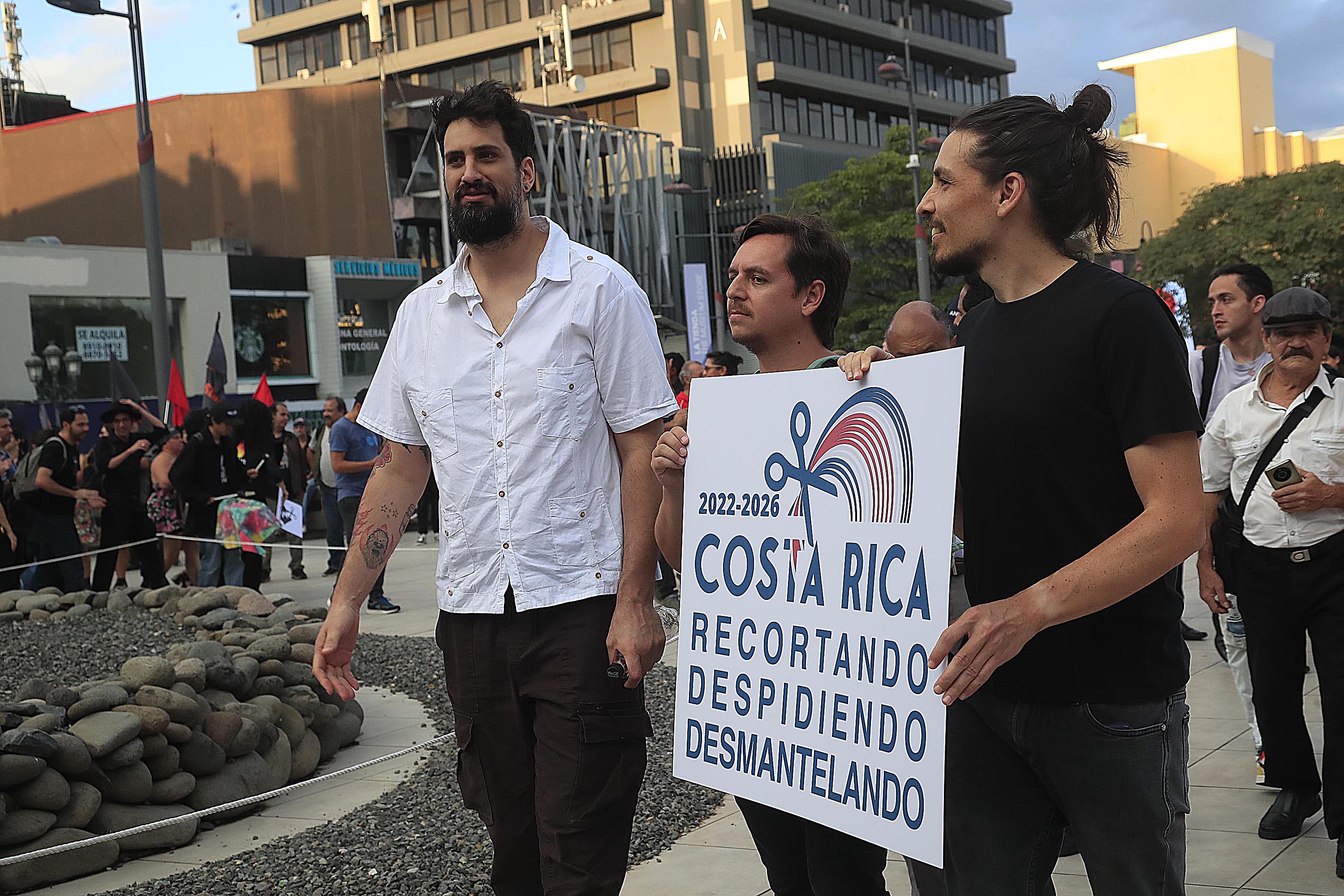 17/05/2023 San José. Artistas se manifiestan en la Plaza de la Cultura por recorte en presupuesto para Cultura.