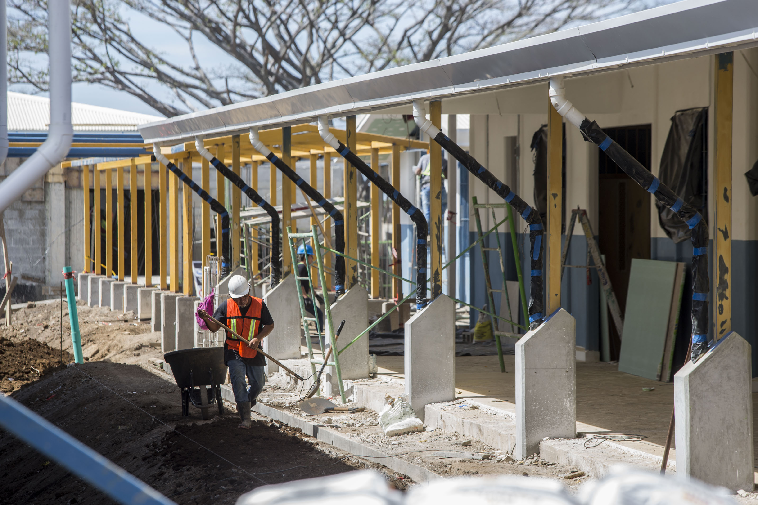 09/01/2019. Colima, Tibás, San José, Costa Rica. La Escuela Vieja Rafael Vargas Quiros en Tibás, todavía no ha sido demolida, Esta escuela se debe que quitar de donde esta para darle paso a la construcción de Circunvalación, La nueva escuela ya esta en construcción y tiene avanzado las oficinas administrativas, el Kinder y el gimnasio, faltando los pabellones de primaria. Según un trabajador del proyecto deben de entregarlo el 15 de Febrero. Fotografía: Alejandro Gamboa Madrigal