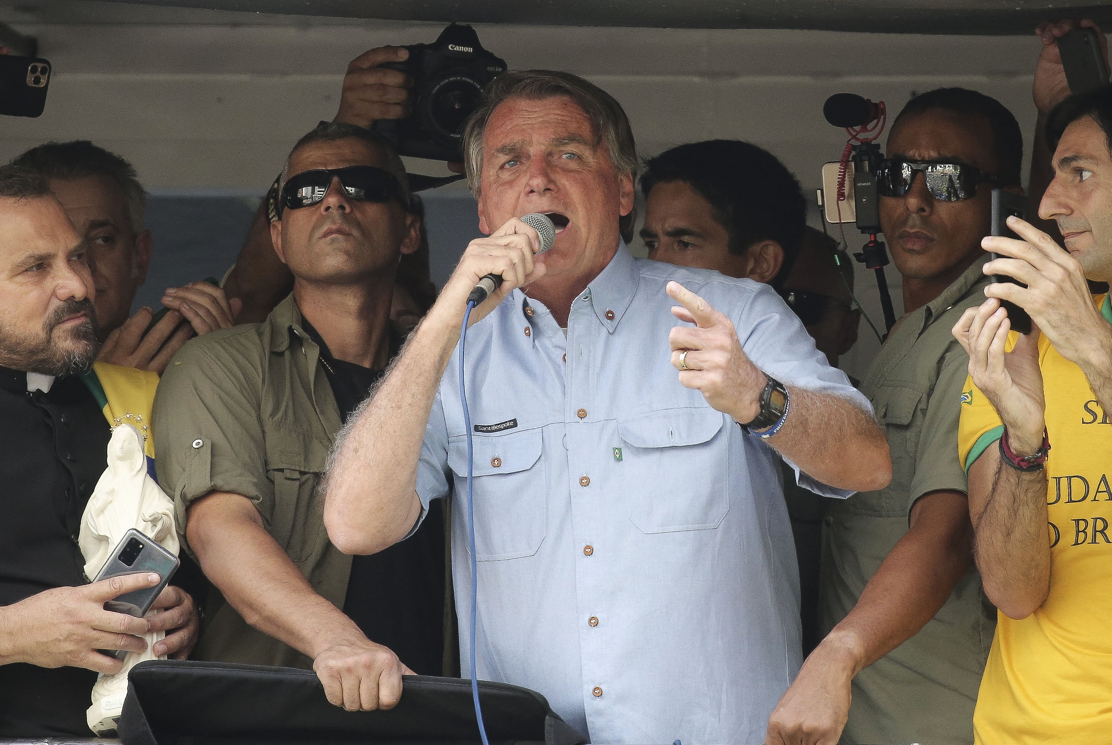 TOPSHOT - Brazilian President Jair Bolsonaro delivers a speech during a demonstration in his support in Sao Paulo, Brazil, on September 7, 2021, on Brazil's Independence Day. - Fighting record-low poll numbers, a weakening economy and a judiciary he says is stacked against him, President Jair Bolsonaro has called huge rallies for Brazilian independence day Tuesday, seeking to fire up his far-right base. (Photo by PAULO LOPES / AFP)